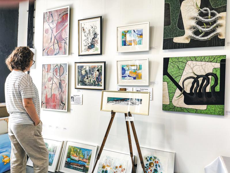 Поля, морские жители и танцы: самарские художницы представили свой взгляд на лето на выставке абстрактного искусства