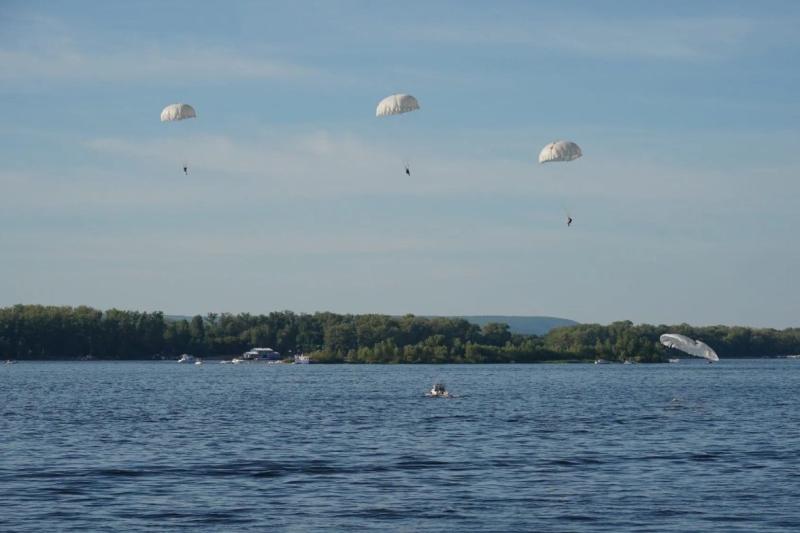 Парашютист поставил новый рекорд России, прыгнув с самым большим флагом ВДВ