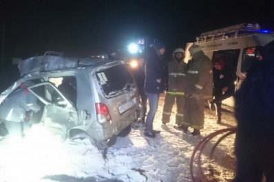 Фура смяла легковушку на трассе в Самарской области