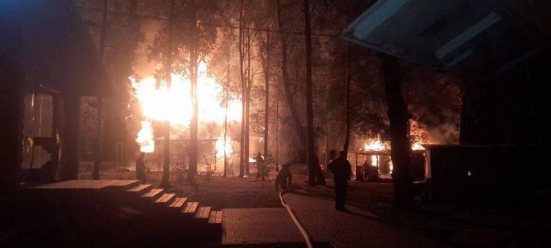 В Самарской области на базе отдыха ночью произошел крупный пожар