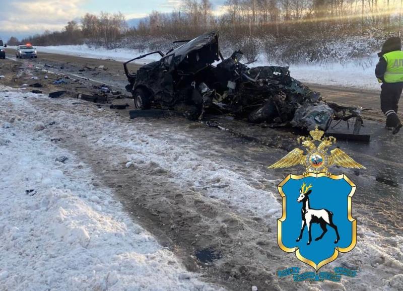 В Самарской области в ДТП с грузовиком погиб водитель "Нивы"