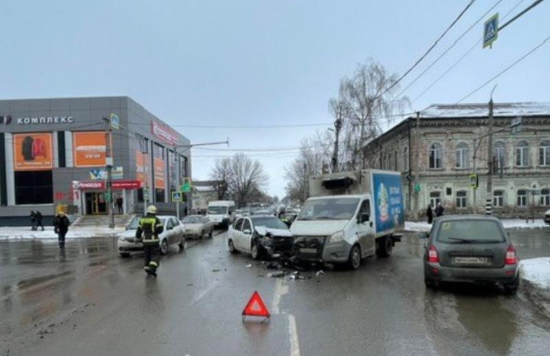 В Тольятти женщина на LADA X-Ray въехала в автобус