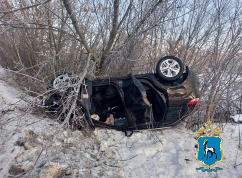 В Самарской области водитель на внедорожнике вылетел в кювет и попал в больницу 