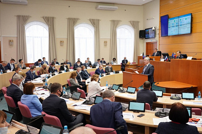 Губернаторские выплаты по 10 тысяч рублей, стимулирующие поступление в вузы региона, получили 12 тысяч выпускников
