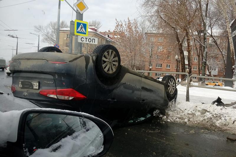 В Самаре иномарка перевернулась на крышу посреди Московского шоссе