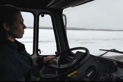 В Самарской области работает первая девушка-водитель пожарной машины в России