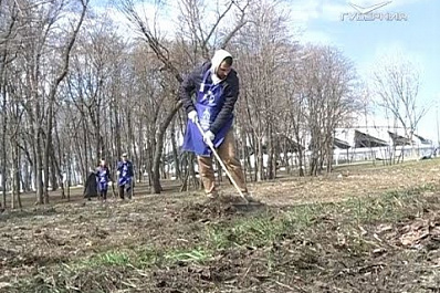 Волонтеры привели в порядок территорию около "Самара Арены"
