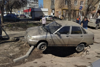 В Самаре под припаркованной машиной провалился асфальт