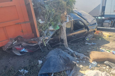 На трассе в Самарской области мусоровоз раздавил легковушку