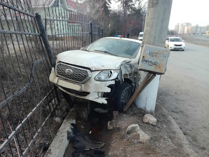 Пострадал ребенок: в Тольятти иномарка влетела в столб