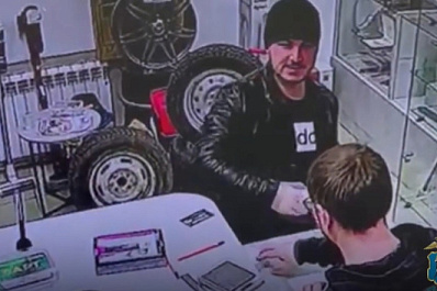 В Самарской области разыскивают похитившего у пенсионера телефоны мужчину