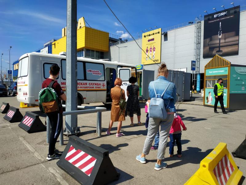 Жители Самарской области проходят вакцинацию в передвижных пунктах возле ТЦ