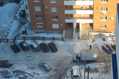 В Самаре автомобили из-за коммунальной аварии по бампер вмерзли в лед