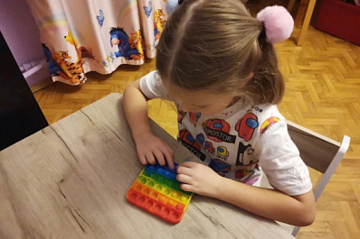 Ученые: детям до шести лет не стоит покупать смартфон