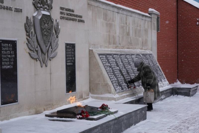 В Самаре почтили память 57 погибших в 1999 году полицейских при пожаре в ГУВД