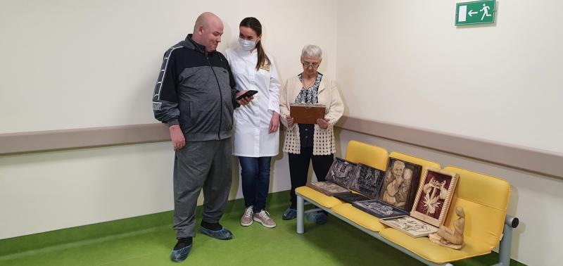 Самарец начал вырезать картины из дерева спустя несколько лет после инсульта