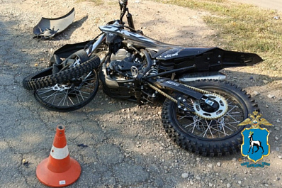 В Самаре парень на питбайке выехал на встречку и влетел в "Гранту"