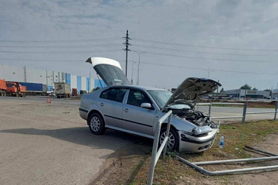 Снесло ограждение: в Самарской области столкнулись две иномарки