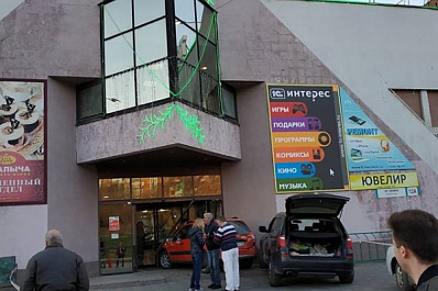 В Самаре "Калина" въехала в двери торгового центра