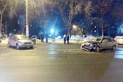 В Самаре водитель LADA пострадал при столкновении с ВАЗ-2114