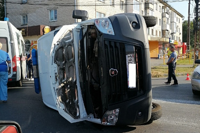В Тольятти в ДТП с перевернувшейся скорой помощью пострадали два человека
