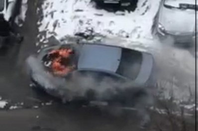 В Самаре на видео засняли горящий во дворе дома автомобиль