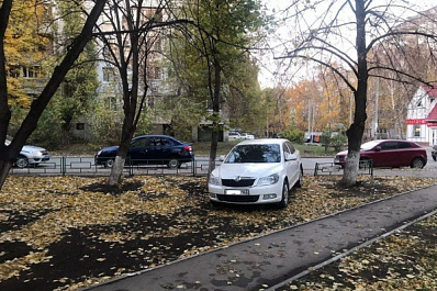 В Самаре водитель Skoda Octavia сбил женщину на тротуаре на улице Пугачевской