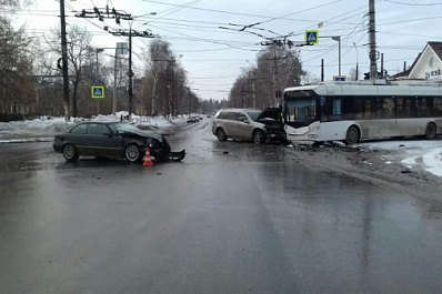 В Тольятти на ул. Мира BMW врезалась в Mercedes, пострадал ребенок