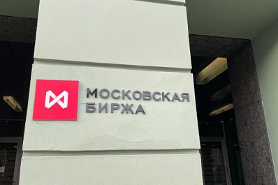 На Мосбирже возобновились торги на рынках валюты и драгметаллов