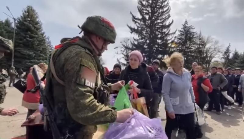 Российские военные доставили в ЛНР гуманитарную помощь