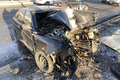 Капот сложился пополам: 25-летний водитель на скорости влетел в столб на Московском шоссе в Самаре