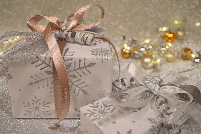 Тольяттинским детям начали выдавать новогодние подарки от губернатора