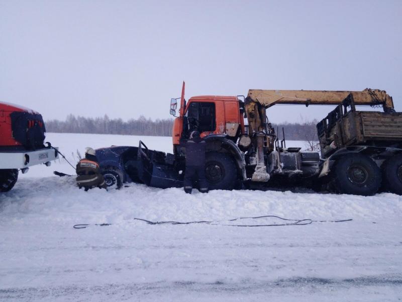 В Самарской области "Форд Фокус" столкнулся с "КамАЗом", погиб пассажир легковушки