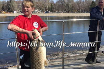 Самарский школьник поймал огромного сазана в парке Металлургов