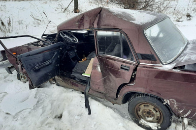 Водитель легковушки погиб: в Кинельском районе авто врезалось в КамАЗ