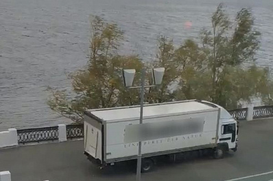 В Самаре на набережной фура снесла бетонное ограждение