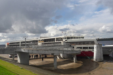 Самарцы заметили на речном вокзале необычный теплоход