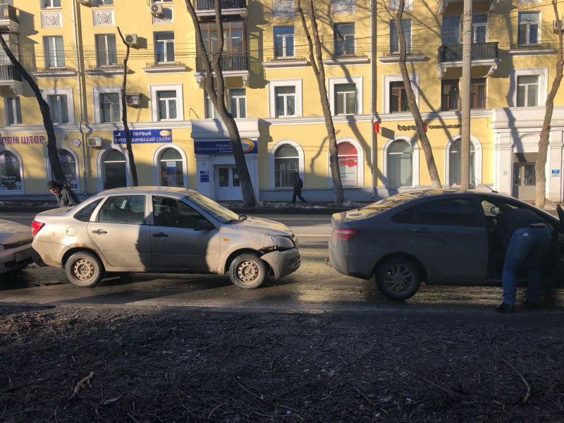 Рядом со школой в Самаре автобус устроил массовую аварию