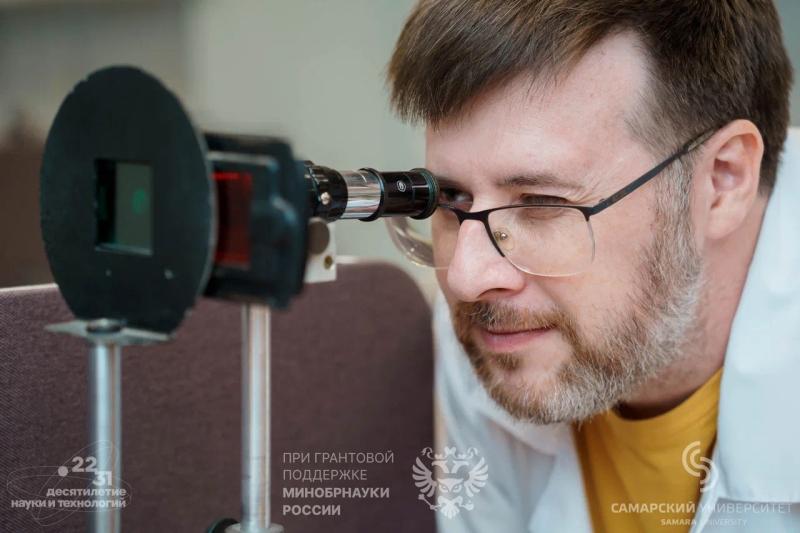 Самарские физики рассчитали, как "превратить" лучи лазера в фотонные нейроны