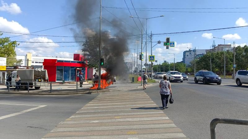 Тушили водой и одеждой: в Самаре на Ново-Садовой около дороги вспыхнул пожар