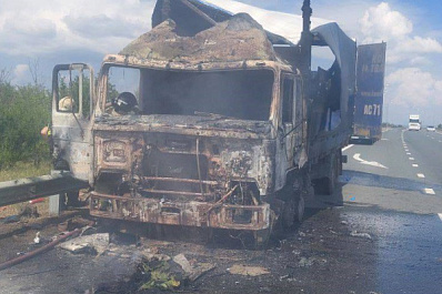 В Самарской области 25 июля во время езды загорелся грузовик с бутылями воды