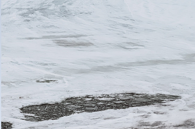 Час в воде: мужчина на машине провалился под лед