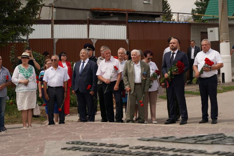 Вячеслав Федорищев возложил цветы к мемориальному комплексу семье Володичкиных