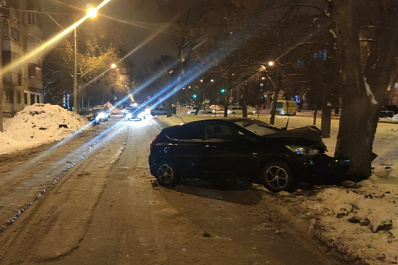 В Самаре женщина на Hyundai Solaris взяла на таран дерево