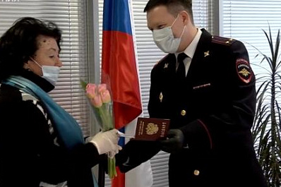 В Самаре дочь советского художника получила российское гражданство