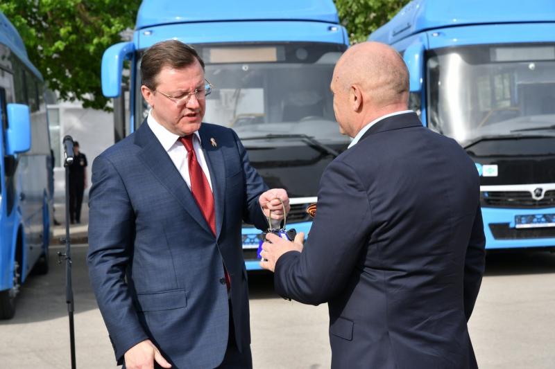 Губернатор Дмитрий Азаров передал пассажирским предприятиям Новокуйбышевска ключи от новых автобусов
