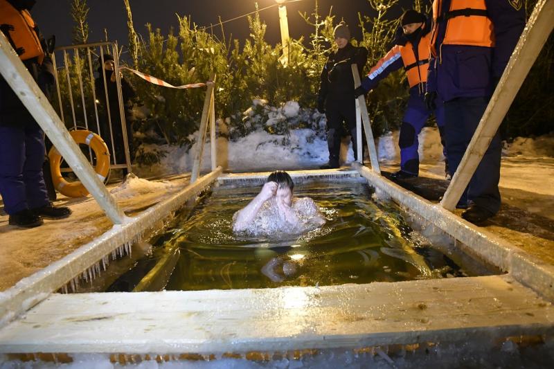 В Самаре прошли крещенские купания в Волге в ночь на 19 января 2022 года