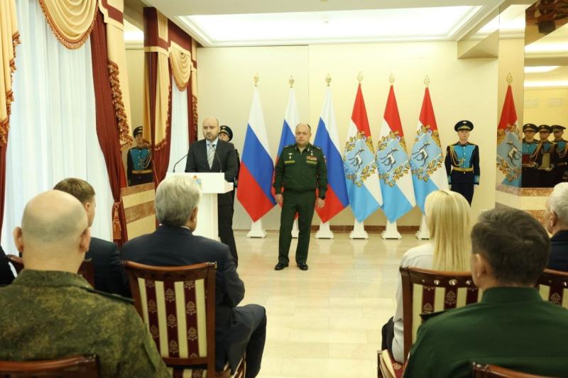 Губернатор Самарской области вместе с командованием ЦВО вручил вдове Героя России медаль "Золотая Звезда"