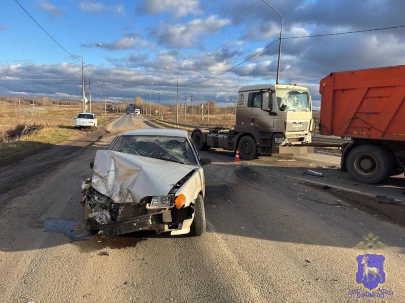 Человек госпитализирован: на трассе "Самара – Бугуруслан" легковушка столкнулась с КамАЗом 