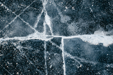 На соревнованиях по айс-кроссу двум людям понадобилась помощь медиков